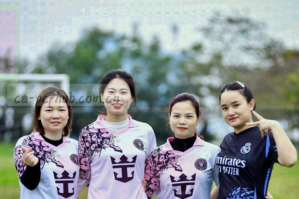 抽象线路图，两条路径在分岔点交汇，线条为青色与金色